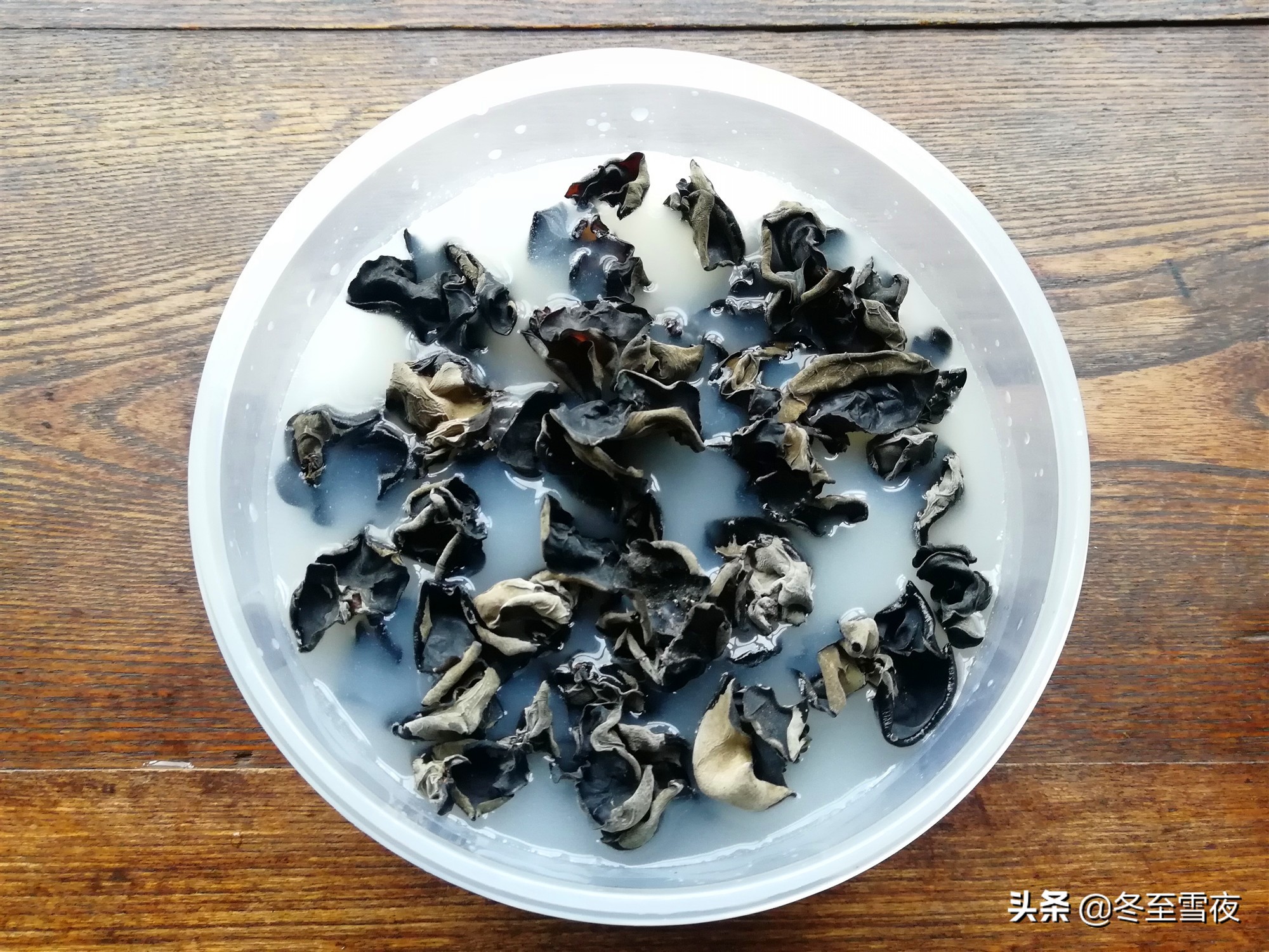 泡发干木耳用冷水还是热水,泡发干木耳用什么方法最好