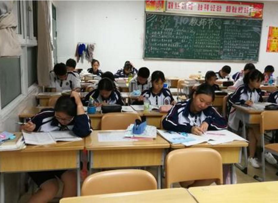 初中生总是熬夜写作业,小学生作业熬夜写好还是早起好