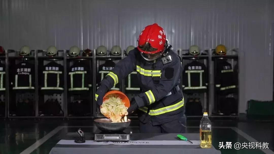 油锅起火怎么办别慌来支招,油锅着火别着急下一句