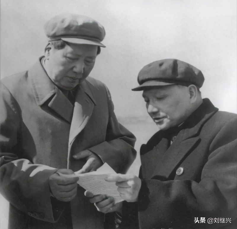 智勇冠盖古今,敢问乾坤沉浮!*小平邓**是如何高度评价毛主席的?