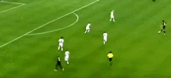 球场上一骑绝尘的卡卡：重剑无锋大巧不工