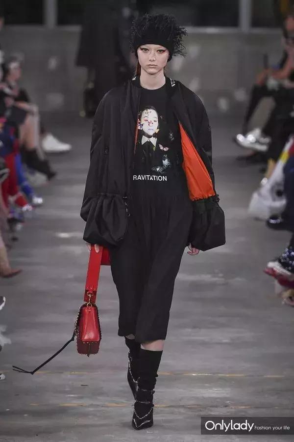 张艺兴valentino东京神图,张艺兴valentino秀场表演