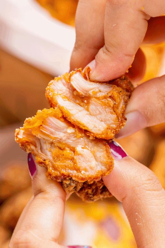 古城这家店很小，但鸡炸得好