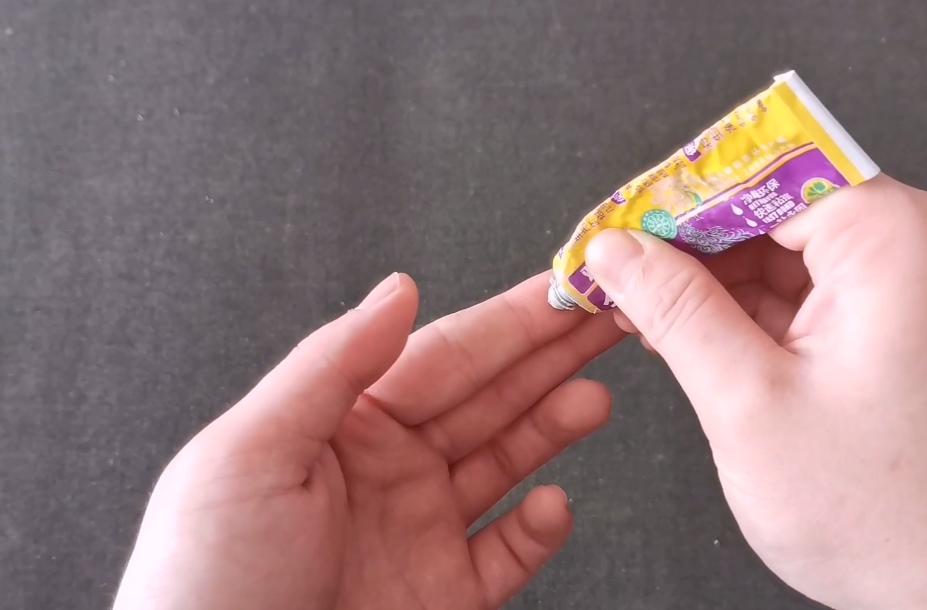 被502胶水粘住手教你一招解除,手指被502粘住了已经硬化了怎么办