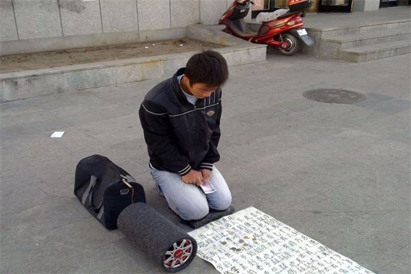 老乞丐当街乞讨,街头假乞丐揭秘