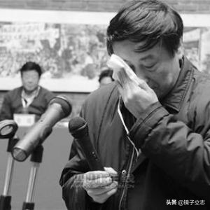 他从不隐藏厌恶愤懑和内心强悍。他是冒险狂、大戏的主角和孤独者