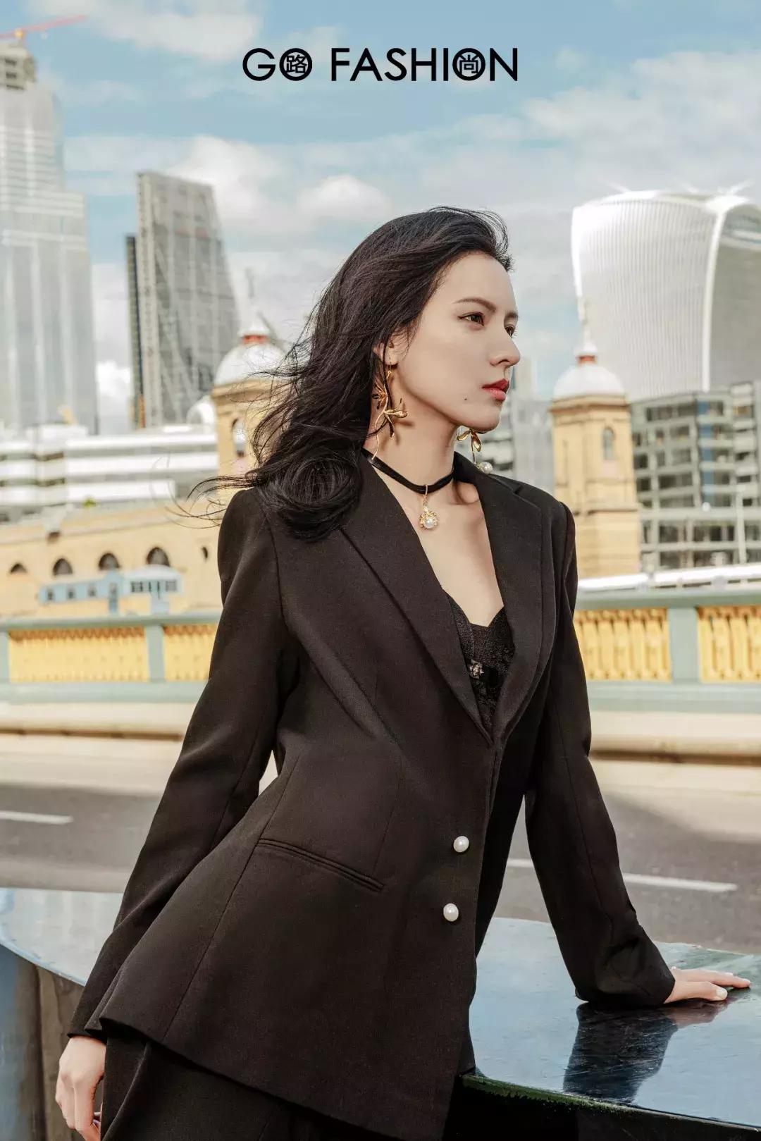 张予曦戴金丝框眼镜,张予曦银色服装