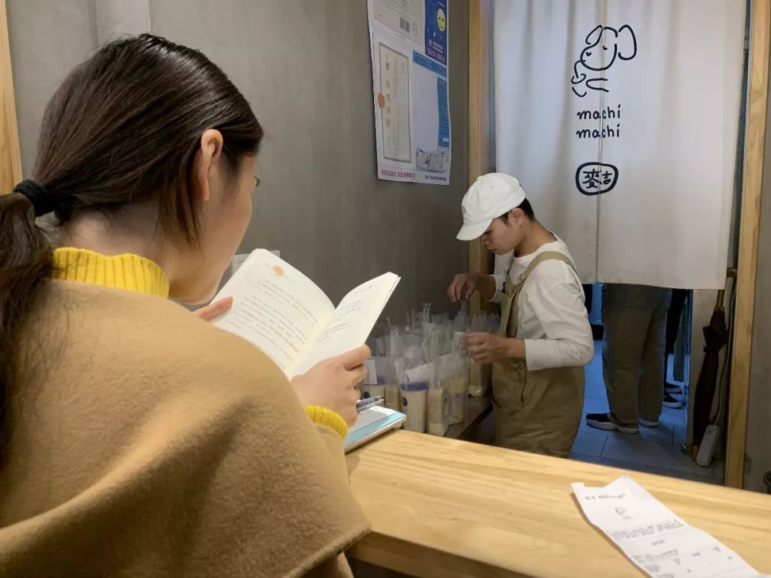 这款奶茶因为搭上周杰伦爆红,排队3小时限购1杯,二手也有人买?