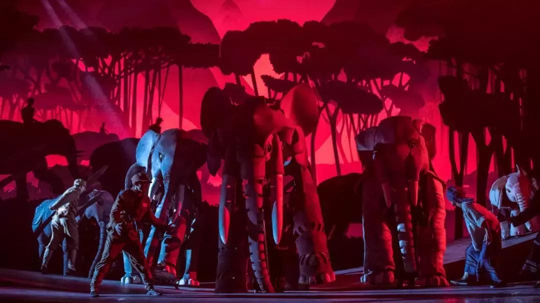 歌颂祖国,战象献礼!3.8m巨型“偶象”跳出课本