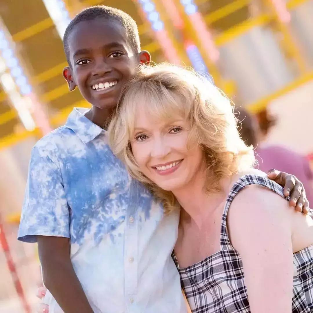 19万人看男生玩编织?从非洲弃婴到全美偶像,11岁男孩用6年逆袭人生...