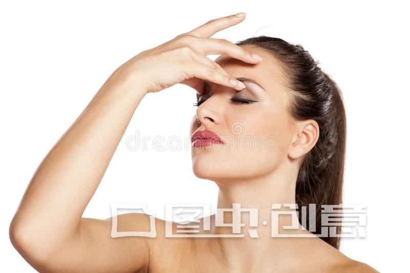 用手指按摩眼袋会消除眼袋吗,有眼袋抹眼霜多久眼袋能消除