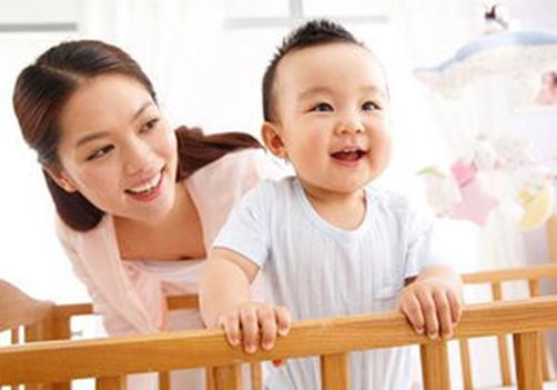 宝宝掉床不应立刻抱起最好这样做,宝宝掉床后怎么判断没事