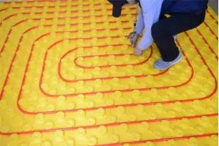 集中供热湿式地暖和干式地暖价格,干式地暖的费用比湿式地暖贵多少