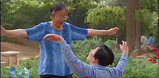 朱令铊中毒25年：吃饱饭打个响嗝，已是父亲最开心的慰藉