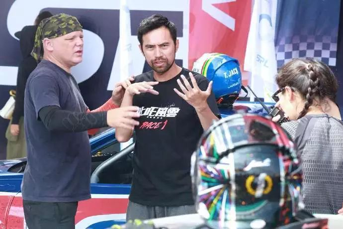 周杰伦因舞台故障受伤主办方,周杰伦出演出事故