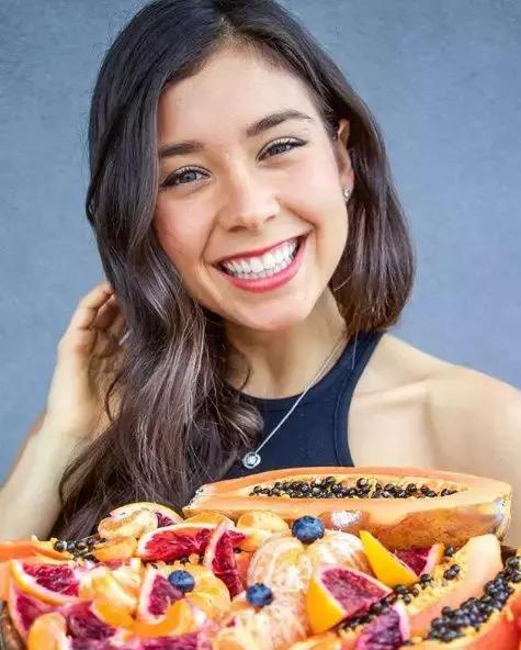 6年赚钱无数，300万粉丝素食博主被拍私下吃肉，网友：不择手段