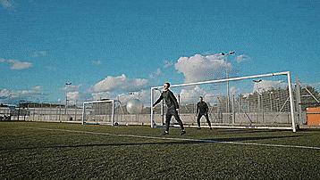 足球守门员三连扑,守门员扑队友折射球