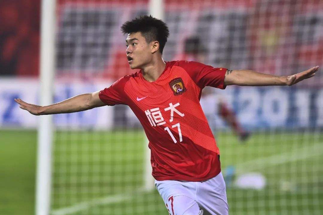 恒大国脚被打回原形！连续2次射门直冲看台球迷：赶紧解散吧