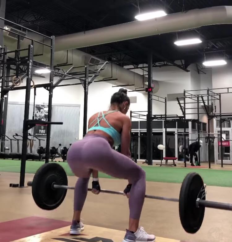 健身达人KelseyWells，当妈后每天坚持健身，塑造好身材不是问题