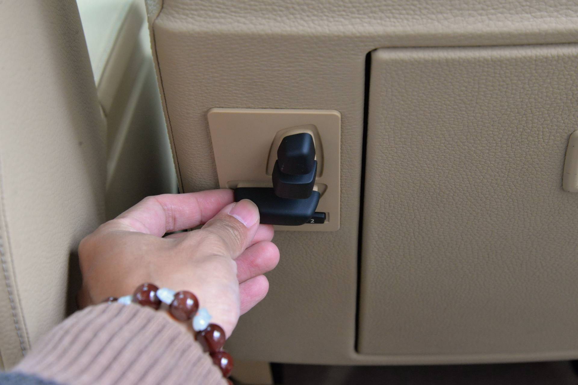 11万出头宝马5系，有电视带冰箱，顺丰小哥难自拔「路试笔记」