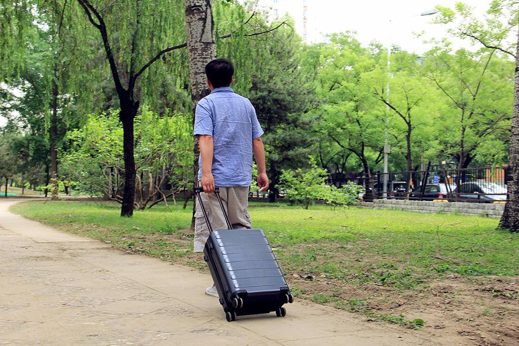 小米20寸行李箱能装多少东西,小米90分行李箱钛金灰20寸