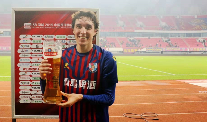 足球夺冠捧杯庆祝动作,庆功酒足球庆祝动作