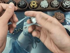 这个指尖陀螺不仅能转,还能啪啪啪?