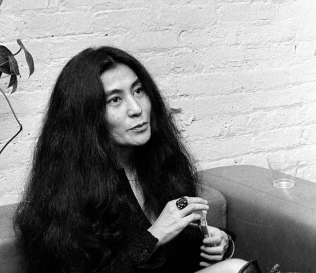 她跪于剪刀前，任由观众剪碎她身上的衣服，期间无一人停手