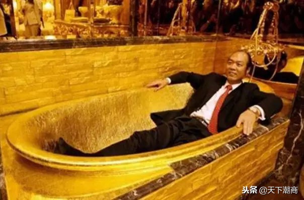 这位潮商曾用760斤黄金打造世界最昂贵金厕所，被称为“香港金王”
