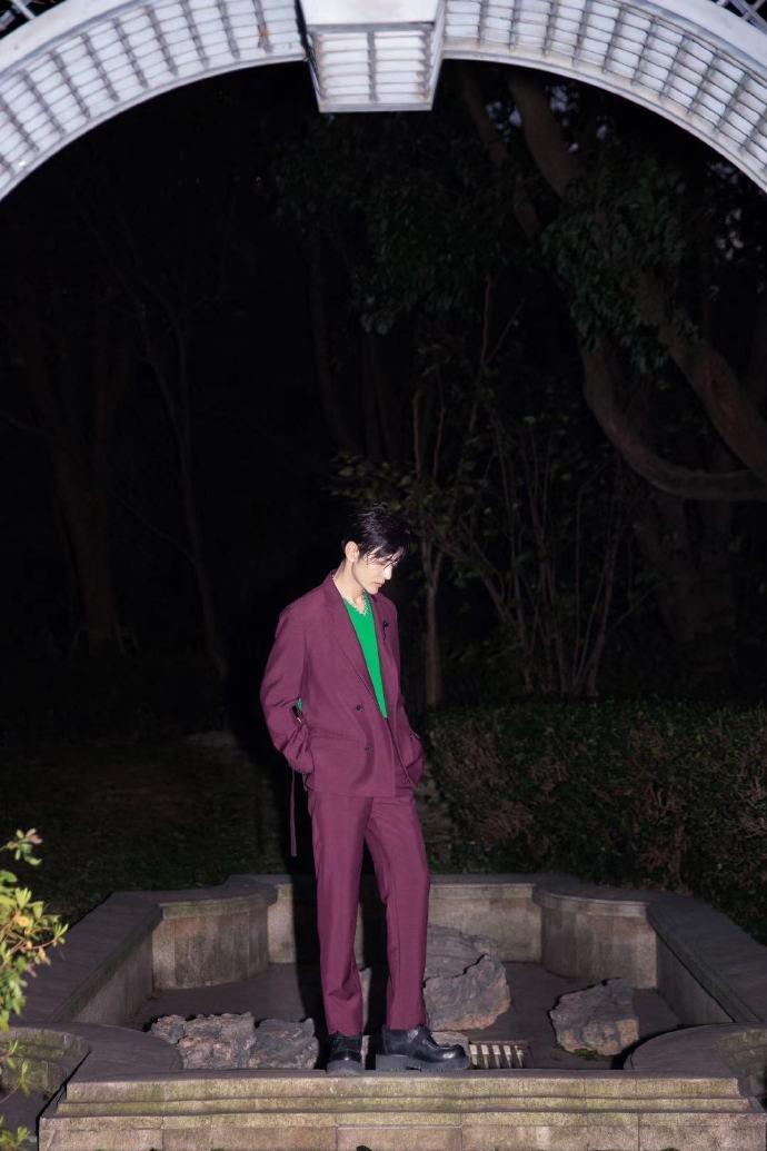 华伦天奴大秀红毯,华伦天奴粉红色红毯