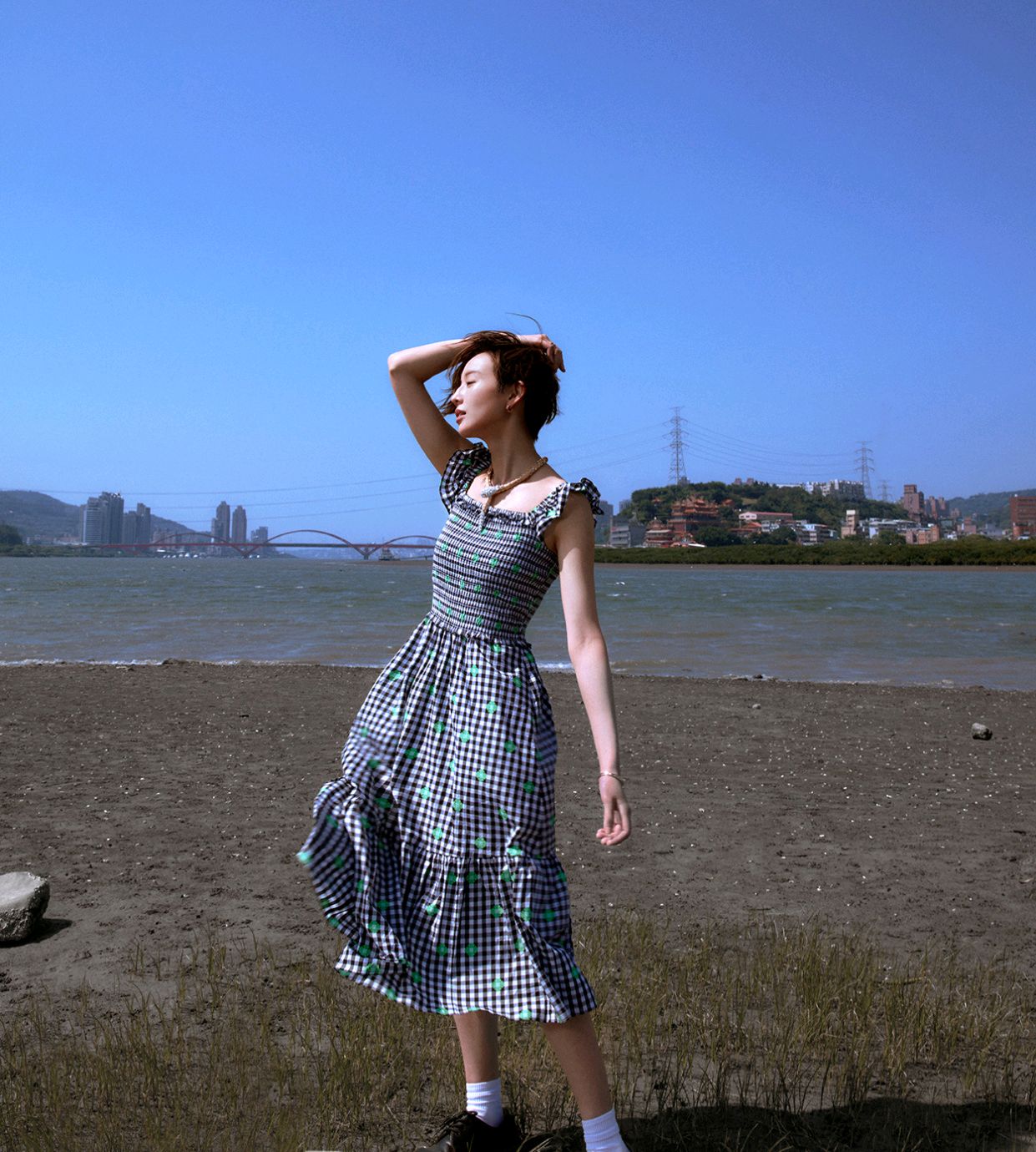 张钧甯很会穿，身穿格子套装搭配一双“老爹鞋”，干练又帅气