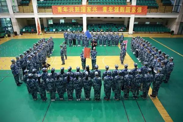 高中军训内容及项目一般持续几天,高中学校军训一般在什么时候开始