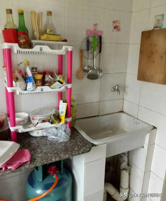 我在上海1500元的出租房，厕所在厨房里，连门都没有，想逃离了