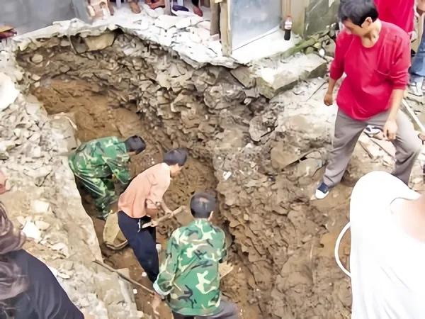 广西小伙捡到一个千年木头,一个老头捡到了价值百万元的木头