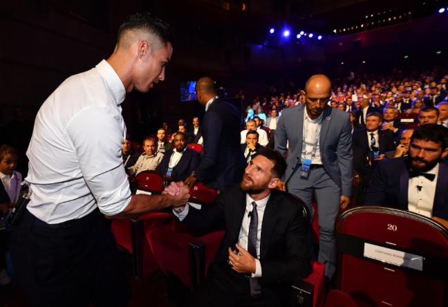 c罗庆祝图片4k全屏无水印,35岁的c罗个人双里程碑