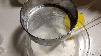 电饭煲蛋糕做法不用蛋糕粉打蛋器,用红丝绒蛋糕预拌粉做电饭煲蛋糕