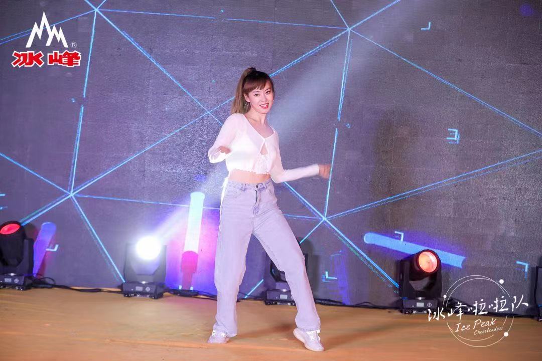 冰峰啦啦队助力十四运,冰峰汽水赞助球队