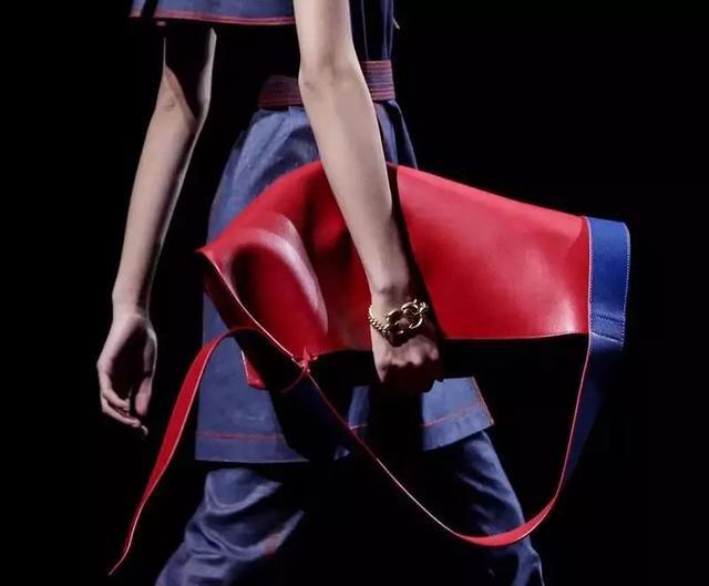 ep雅莹走秀2019,ep雅莹黑裙子