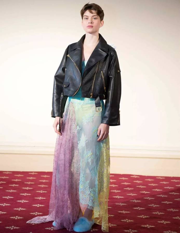 皮衣怎么穿显得时尚 (皮衣这样穿随性帅气气场十足)