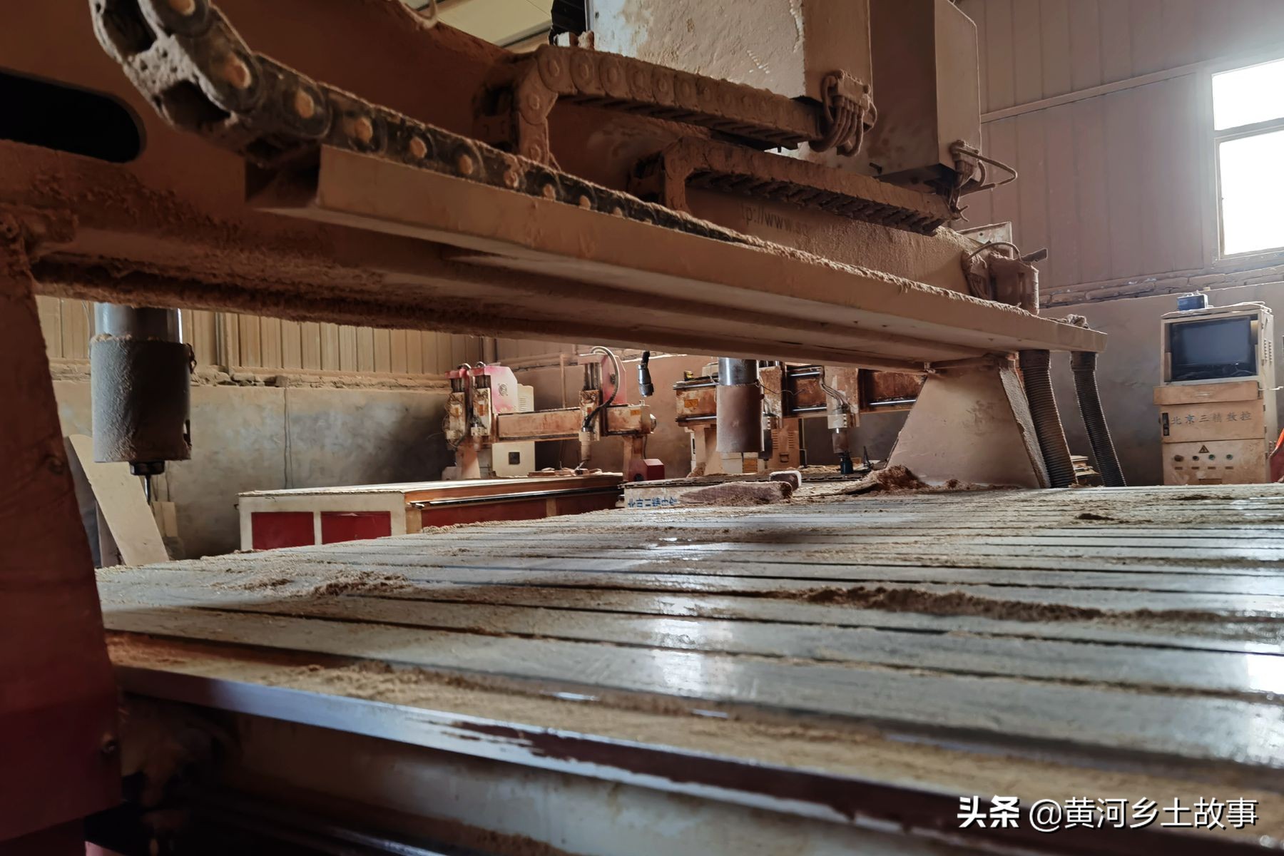 山西大哥做棺材视频,农村小伙做棺材