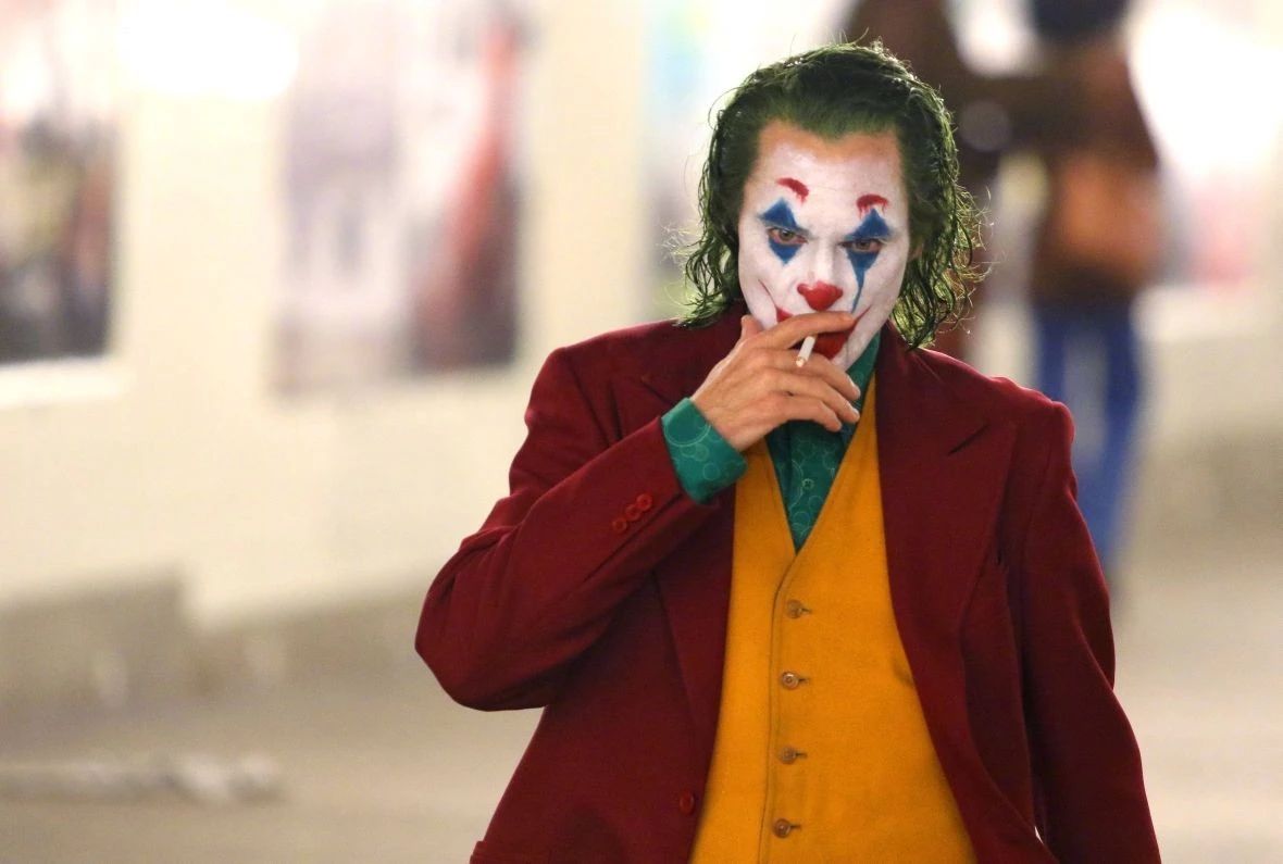 小丑只是戴上了面具背后却很心酸,小丑给人带来欢笑隐藏自己的悲伤