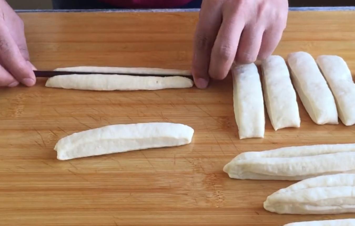 大厨教你一个简单的炸油条方法,油条师傅炸油条经验配方