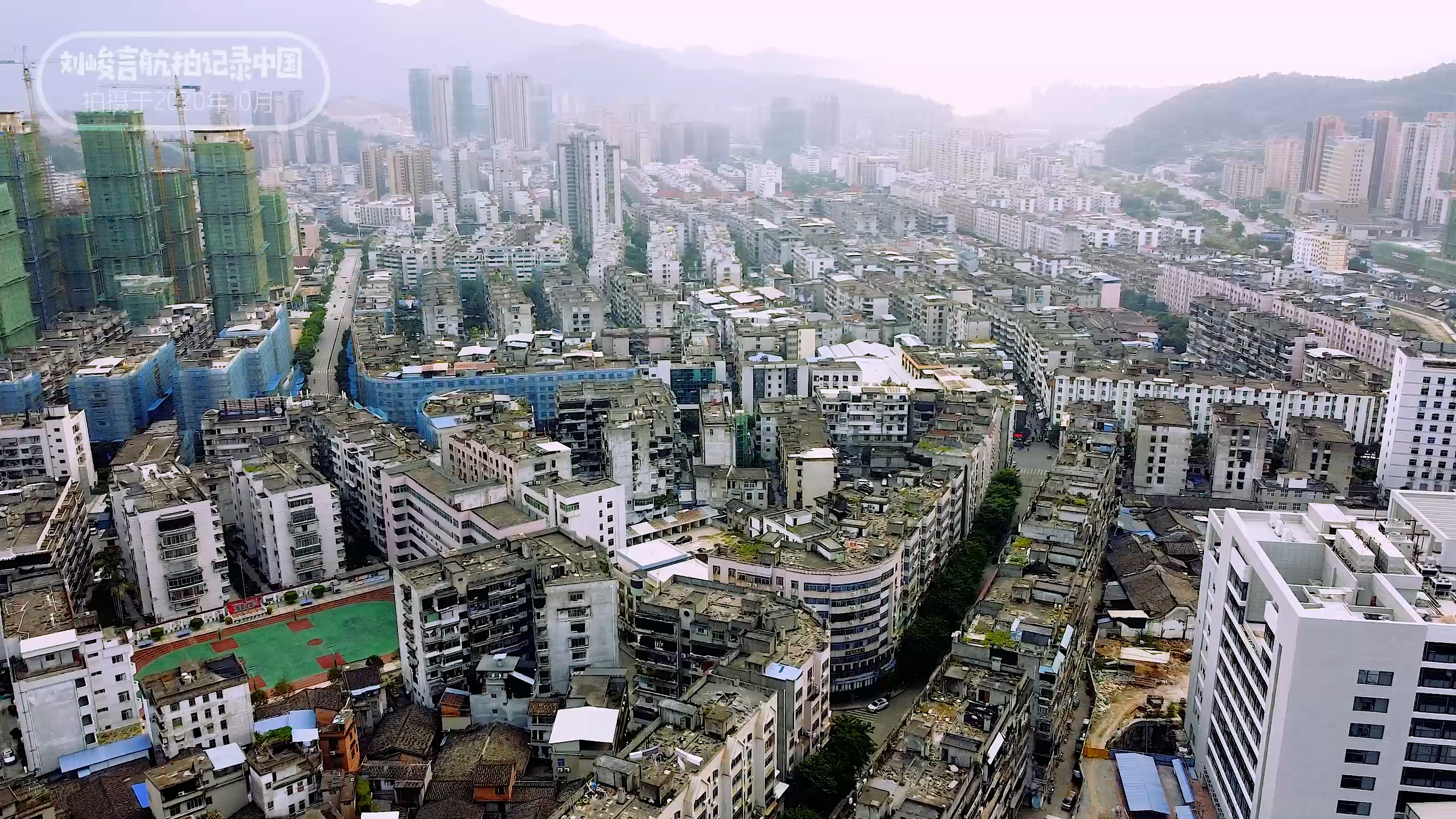 罗源这个小区的面积比城市还要大海景及高铁傍身却依旧空空荡荡