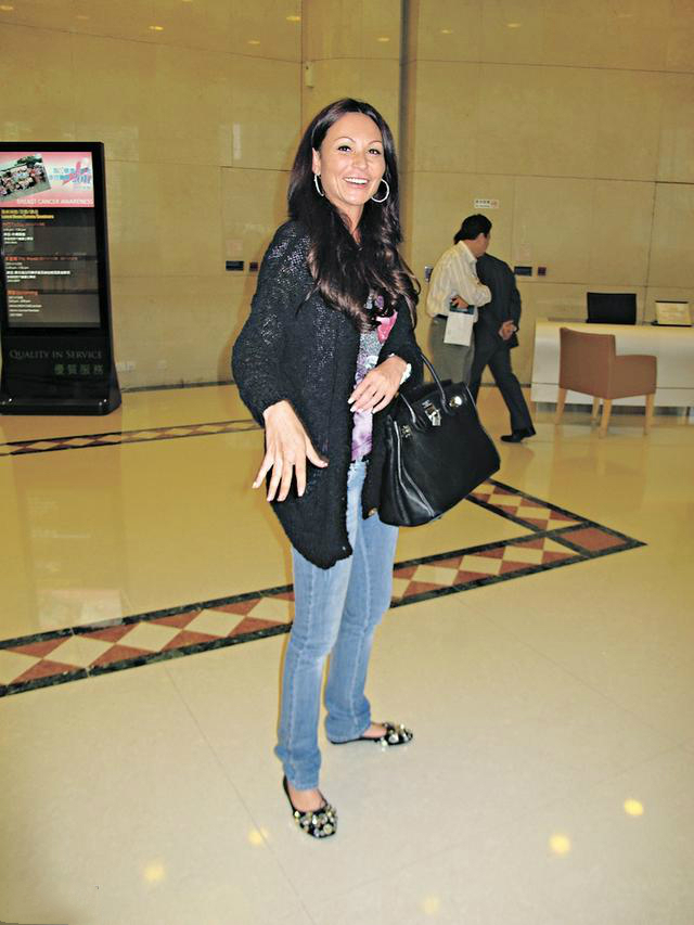 她是赌王最苦命的孙女，父母双亡，惨遭离婚，罹患癌症，无缘家产