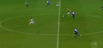 他可能是足球史上最灵活的死胖子，绿茵场上风驰电掣的球形闪电