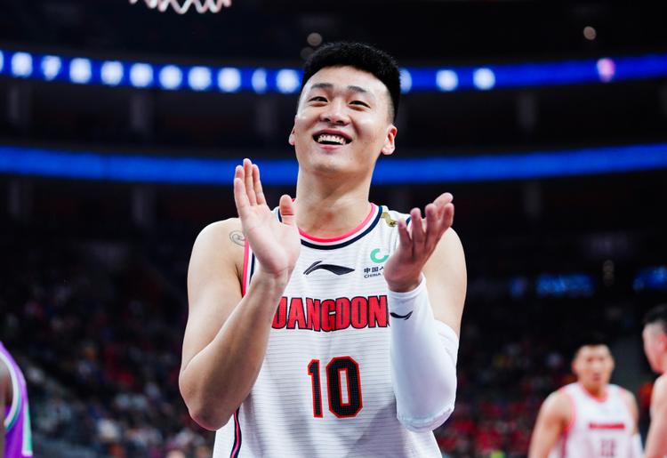 广东队郭艾伦违规,直播朱芳雨说郭艾伦背锅