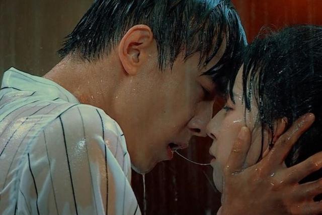 谭松韵吻戏初吻给了谁,谭松韵和晏紫东微博互动