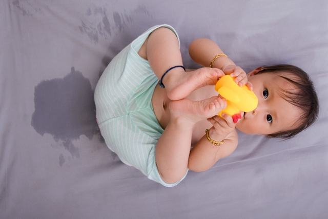 两周半宝宝尿床该不该训斥,宝宝尿床怎么开导