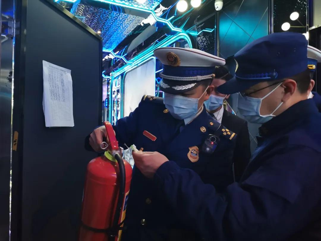 部署消防突击夜查行动,龙文钦带队开展消防安全夜查行动