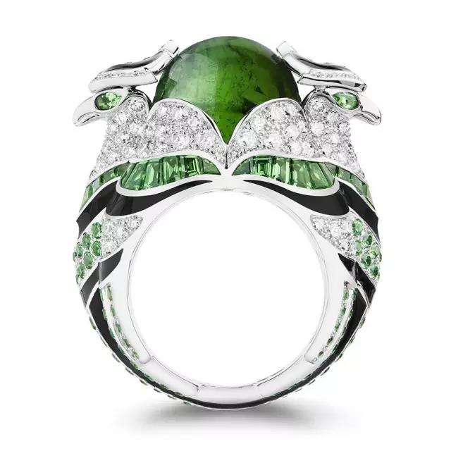 对付女人,没有一件珠宝解决不了的!